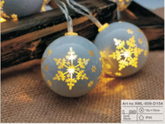 Τα εγχώρια Χριστούγεννα ανάβουν το δέντρο διακοσμήσεων που κρεμά πλαστικό υπαίθριο κρεμαστών κοσμημάτων που οδηγείται