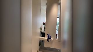 Λίμνη διασημοτήτων Διαδικτύου με ακανόνιστο σχέδιο, ολόσωμος καθρέφτης κρεμασμένος στον τοίχο, ακανόνιστος τοίχος