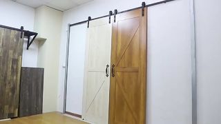 Σετ εξαρτημάτων εξαρτημάτων ανάρτησης πόρτας αχυρώνα σε σχήμα J, συρόμενη συρόμενη συρόμενη πόρτα, αθόρυβος οδηγός