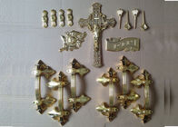 Νεκρικά φέρετρων εξαρτημάτων πλαστικά καλυμμένα χρυσός γάντια τραβήγματος τεχνών διακοσμήσεων χριστιανικά